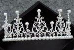 Diadème couronne dorée avec perles et strass – Image 3