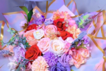 Bouquet blooms composé de fleurs artificielles