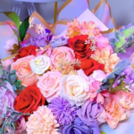 Bouquet blooms composé de fleurs artificielles