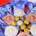 Bouquet Luxe Roses Crème & Pêche, Chocolats Ferrero Rocher et Billets