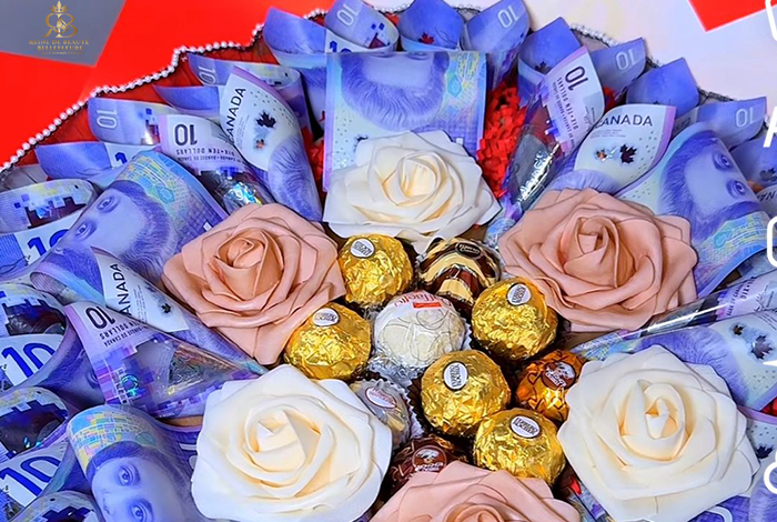 bouquetdargentrose Bouquet Luxe Roses Crème & Pêche, Chocolats Ferrero Rocher et Billets – Image 1