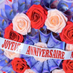 Bouquet Anniversaire Roses Rouges & Crème avec Billets – Cadeau Romantique Personnalisé