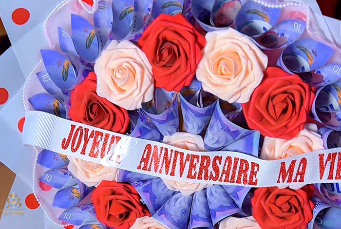 cadeauannifargent Bouquet Anniversaire Roses Rouges & Crème avec Billets – Cadeau Romantique Personnalisé – Image 1