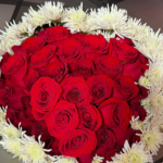 Élégance Passion – Bouquet de Roses Rouges et Fleurs Blanches